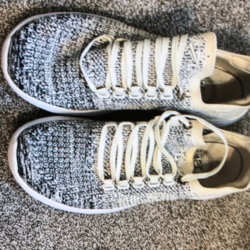 A.P.L techloom breeze sneakers